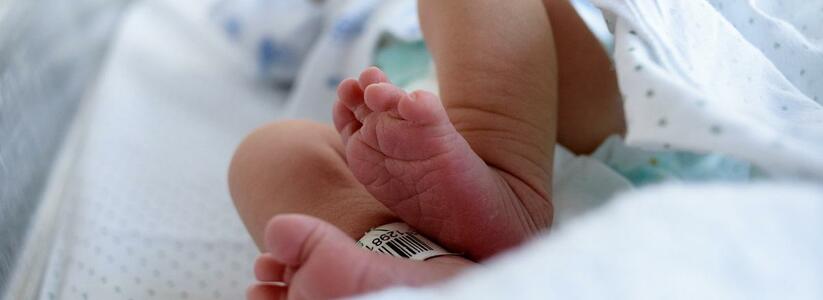 Врачи в индийском штате Бихар прооперировали новорожденного 40-дневного ребенка с близнецом в животе. Об этом пишет Hindustan Times.