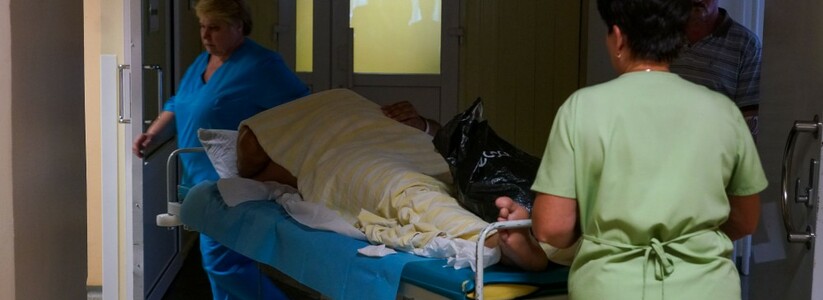 Житель Петербурга попал в больницу среди ночи с тяжелой рваной раной в области...