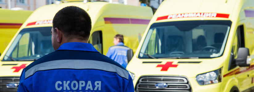 В Санкт-Петербурге произошел трагический случай, когда мужчина умер от разбитой об голову бутылки. Об этом сообщает 78.ru.