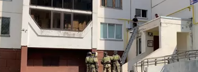 В Нижнекамске накануне, 11 июля, случилась трагедия: из окна 10 этажа на козырек подъезда упала 15-летняя школьница.