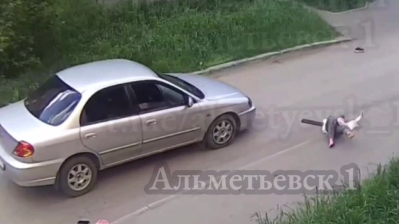 В Альметьевске 7-летняя девочка попала под колеса автомобиля В Альметьевске произошёл серьёзный дорожный инц...