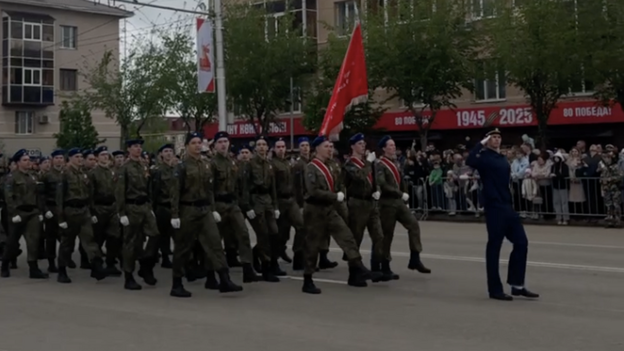 В Альметьевске прошел Парад Победы с театрализованным представлением Утром 9 мая в Альметьевске жители начали нести ...