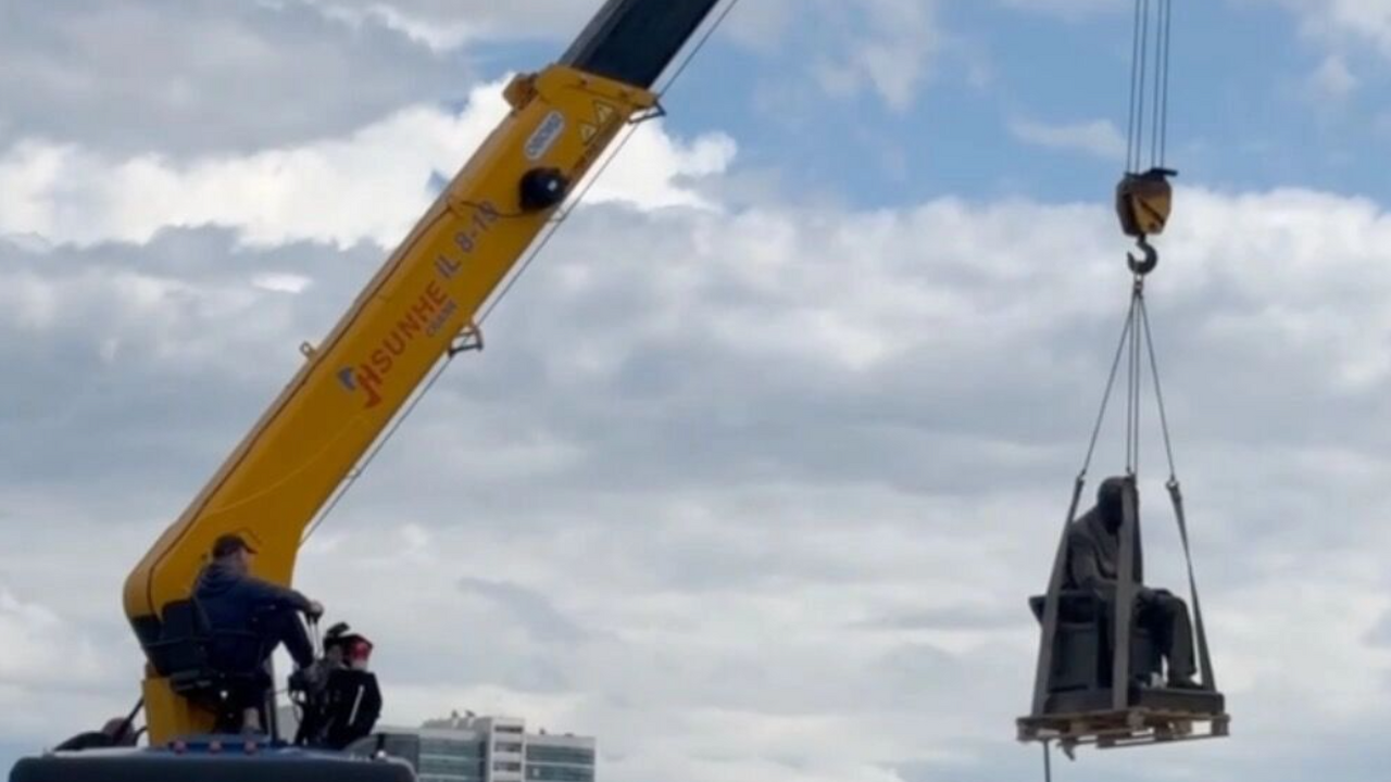 Памятник Салиху Сайдашеву вывезли из старого театра Камала в Казани 21 мая жители Казани стали свидетелями выноса п...