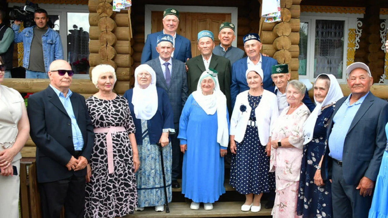 В Татарстане 11 пар отметили 50-летний юбилей совместной жизни На национальном празднике Сабантуй в поселке Ми...