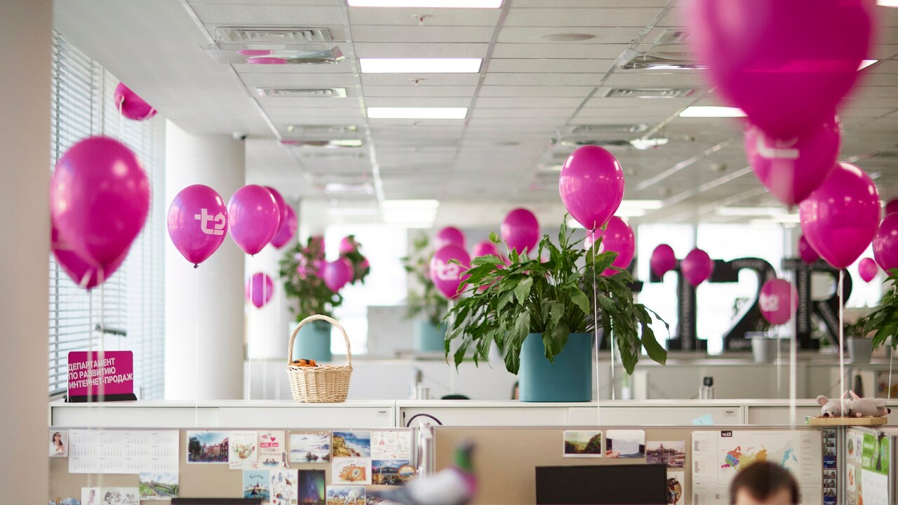 Т2, российский оператор мобильной связи, показа...