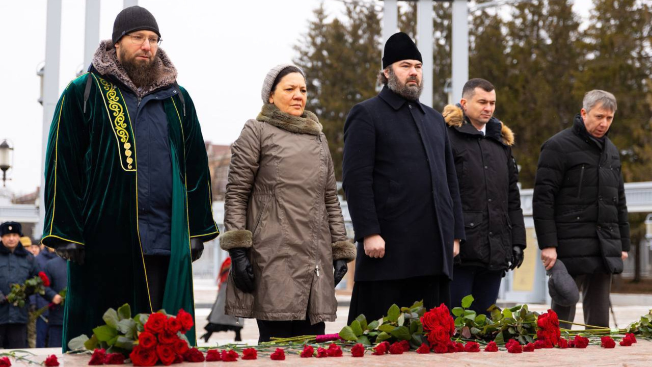 В Альметьевске возложили цветы к Вечному огню в...