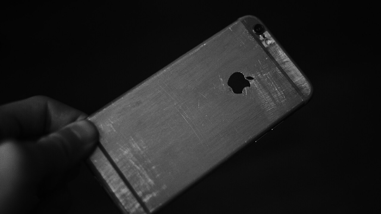 Хакеры атакуют пользователей iPhone в 100 странах: Apple предупреждает о шпионском ПО Компания Apple уведомила владельцев iPhone из с...