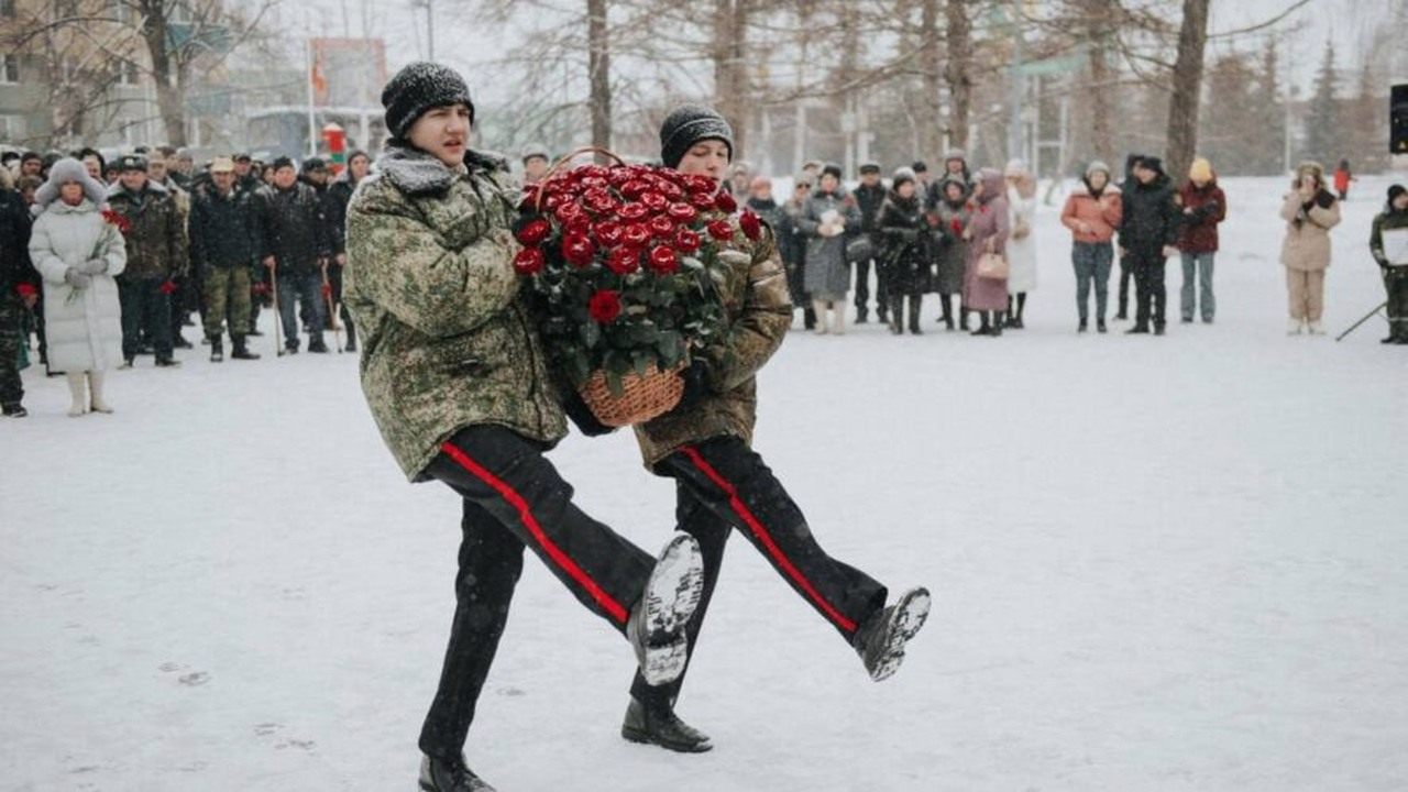 В городе Альметьевске на Площади Памяти состоит...