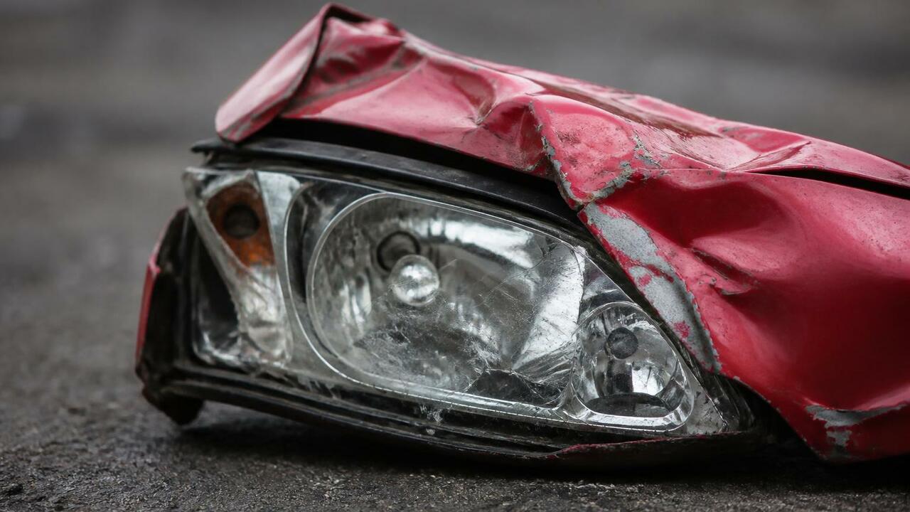 В Казани Skoda влетела в столб и загорелась: двое в больнице Ночное ДТП в Казани: Skoda Rapid влетела в стол...
