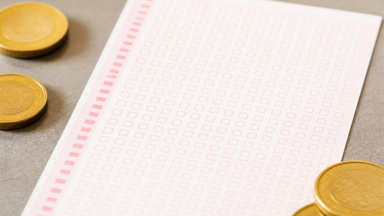 В Италии мусорщики отыскали выигрышный лотерейный билет на миллион евро Итальянка выбросила лотерейный билет с выигрыше...