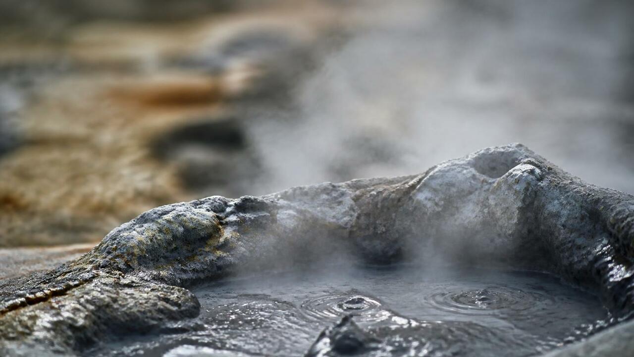 В Йеллоустоне внезапно появилась кипящая лужа с гейзерными струями В Йеллоустонском парке в районе Бисквит-Бейсин ...