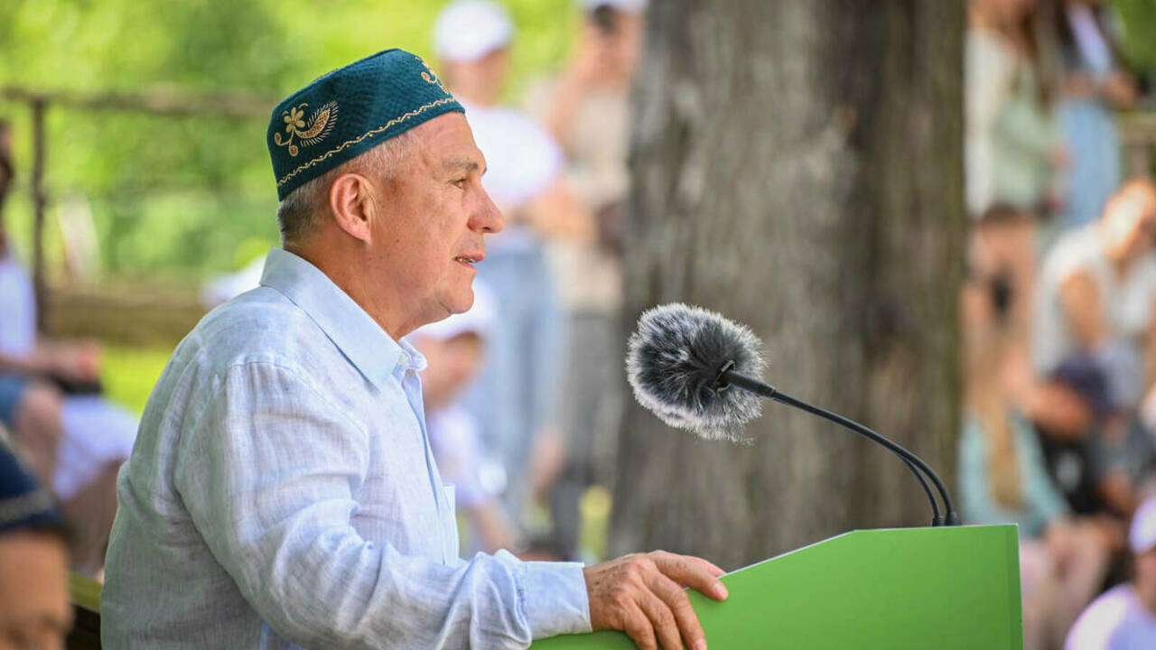 Глава Республики Татарстан Рустам Минниханов по...
