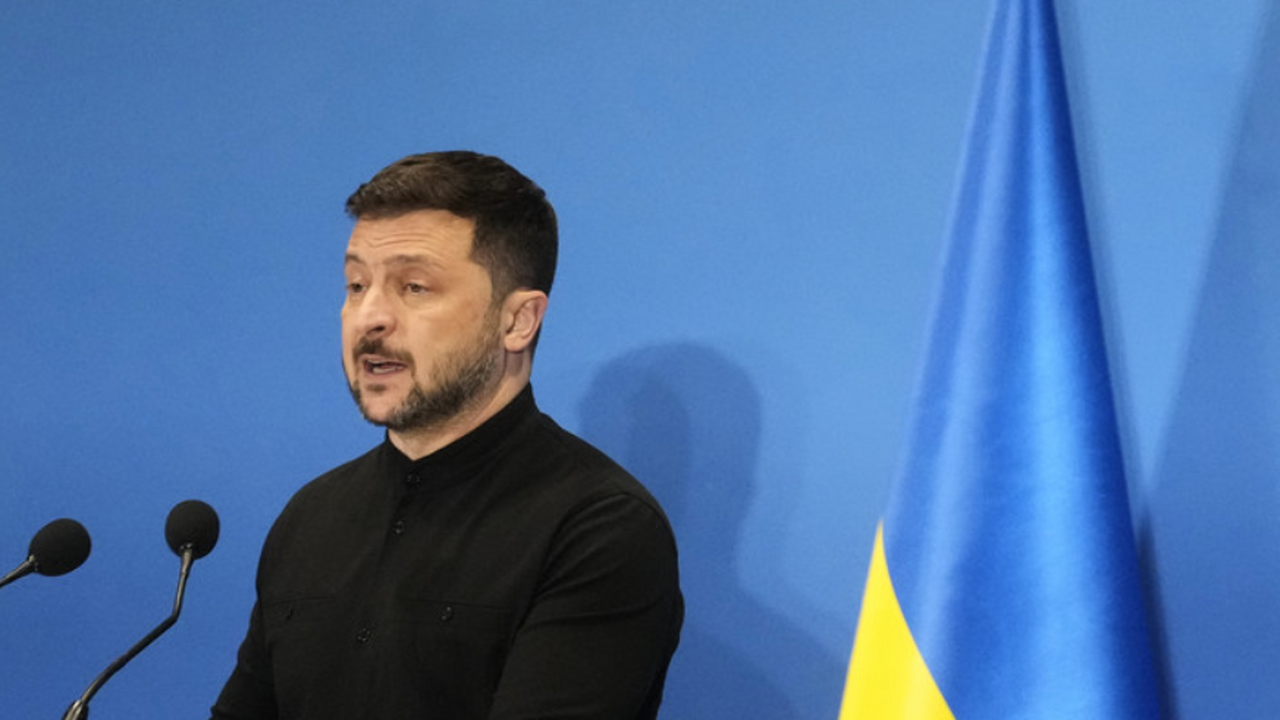 Зеленский подал в Раду законопроекты о продлении военного положения и мобилизации 14 июля Президент Владимир Зеленский внес в Вер...