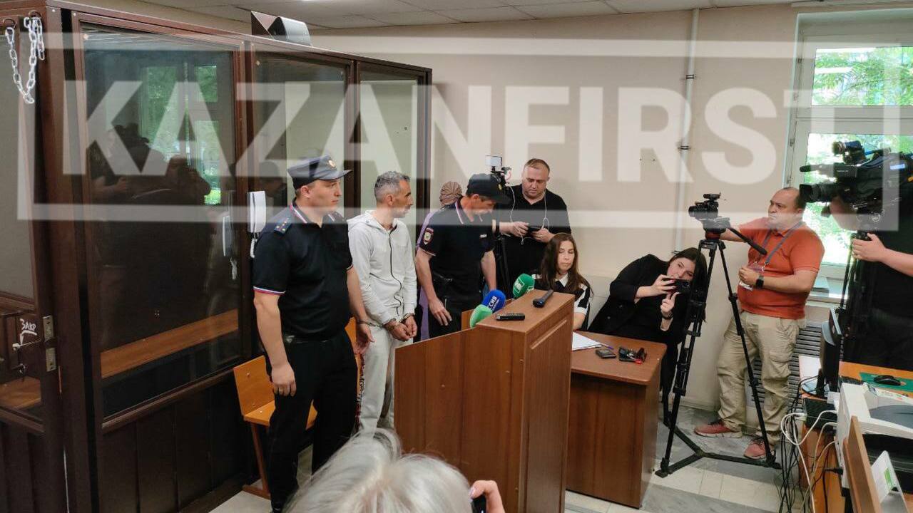 В Казани иностранца отправили в СИЗО за убийство экс-жены на глазах у сына В Казани арестован гражданин Турции Мете Эцфел,...