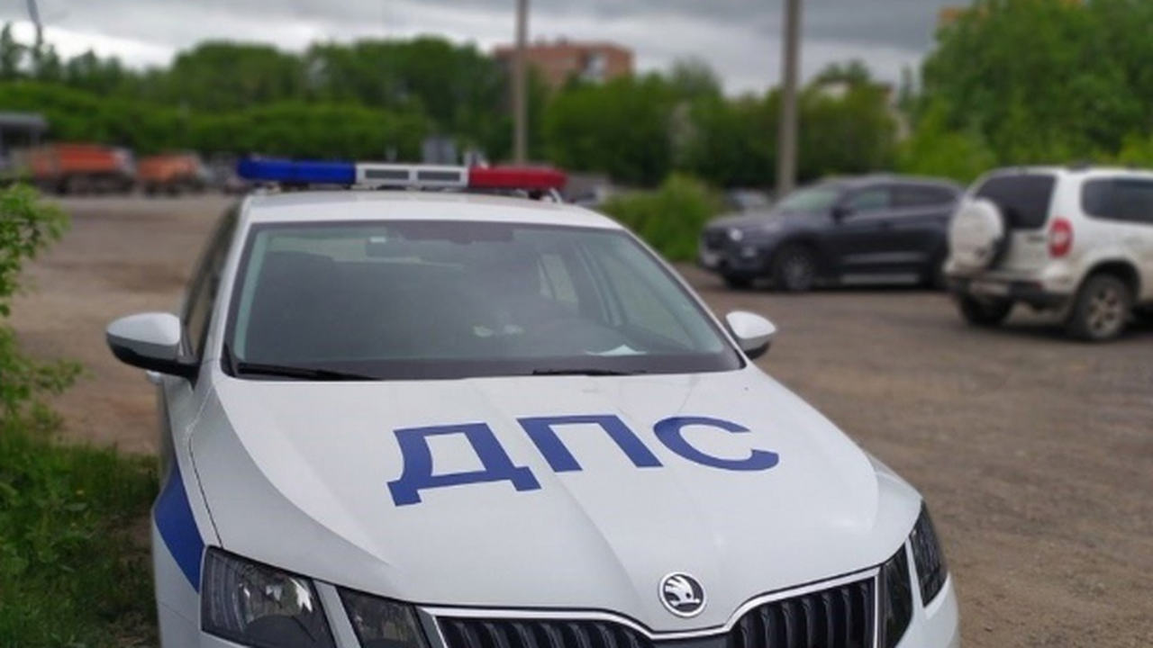 Фура с пивом перевернулась в Казани В Казани произошла авария с фурой, перевозившей...