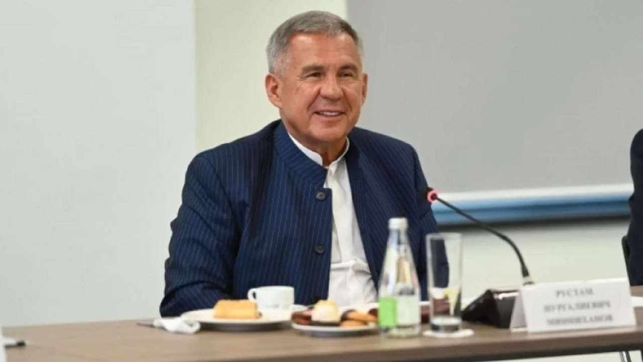 Минниханов рассказал о своей первой работе на молодежном форуме в Казани Глава Татарстана Рустам Минниханов поделился во...