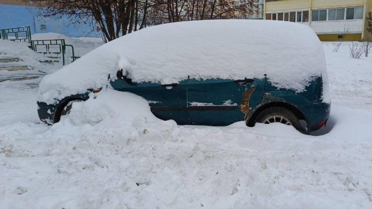 В Альметьевске продолжают борьбу с брошенными авто