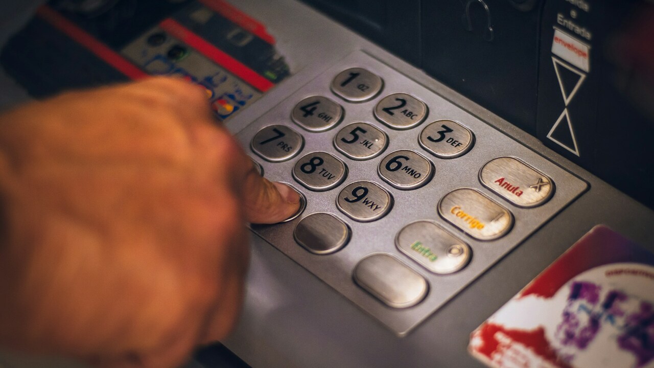 Новая угроза для пользователей банкоматов: возможна уголовная ответственность Юрист Ирина Сивакова в своем Telegram-канале пр...