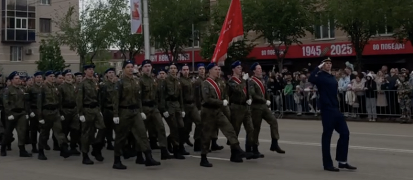 Утром 9 мая в Альметьевске жители начали нести ...