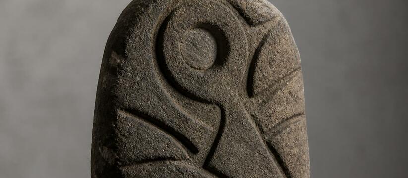 В Туве найдена почти 3000-летняя стела с «недовольным лицом» Археологи нашли в Туве древнюю стелу с необычны...