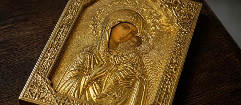 Патриарх Кирилл подарил Петропавловскому собору икону Матроны Московской Патриарх Кирилл подарил Петропавловскому собору...