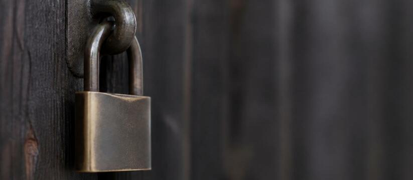 В Казани опечатали бар «Пять зеленых бутылок» на Профсоюзной В Казани опечатали бар «Пять зеленых бутылок» н...