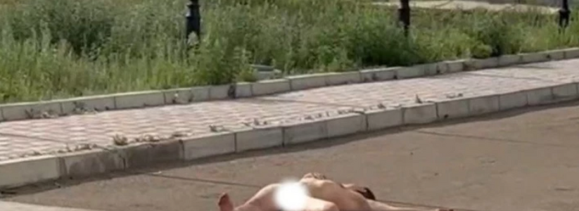 Не только душа нараспашку: голый мужчина шел и уснул в центре города