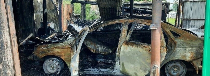 В Альметьевском районе сгорели сарай и гараж с машиной внутри