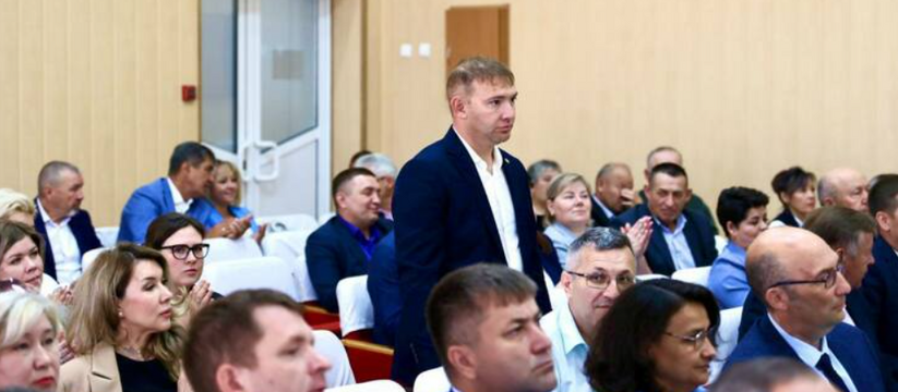 На еженедельном общегородском совещании руковод...