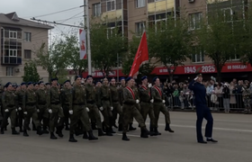 В Альметьевске прошел Парад Победы с театрализо...