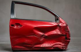 В Казани водитель Mazda влетел в автобус: постр...